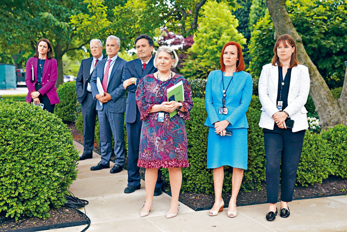 ■白宮發言人帕薩基（右二）與其他白宮人員，周四沒有戴口罩在玫瑰園出席活動。