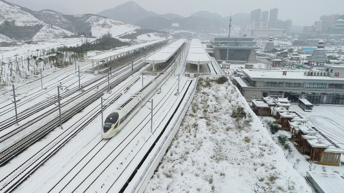 明日起，全國鐵路將實施新的列車運行圖。 新華社