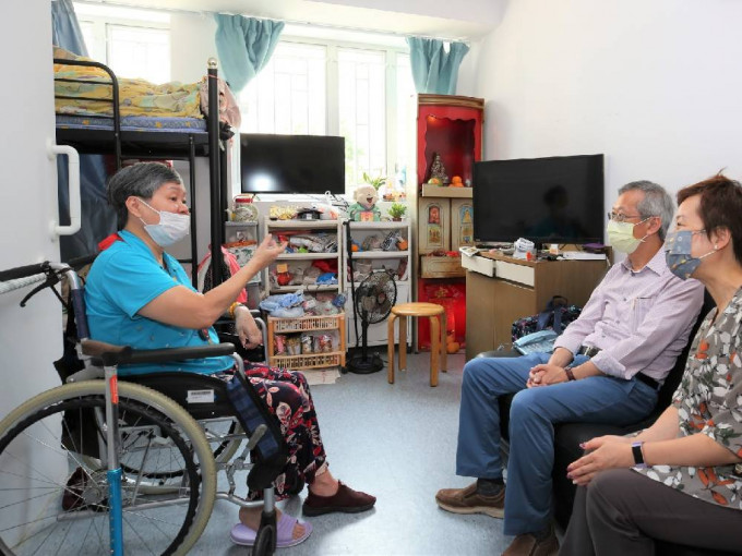 關婆婆（左）今年 6 月遷入明華大廈第1期（重建）的「適合輪椅使用者」單位。房協提供