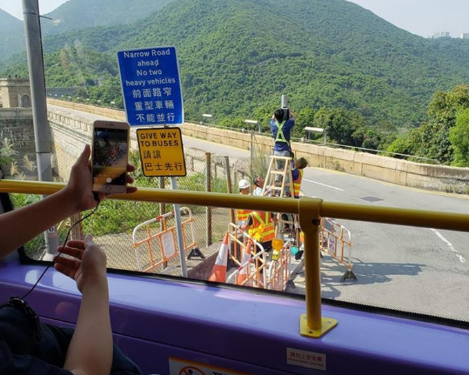 大潭道水塘窄桥加装交通灯。facebook