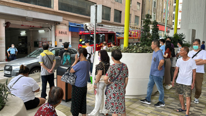 火警期间，消防要疏散十层楼的人士到街上。刘汉权摄