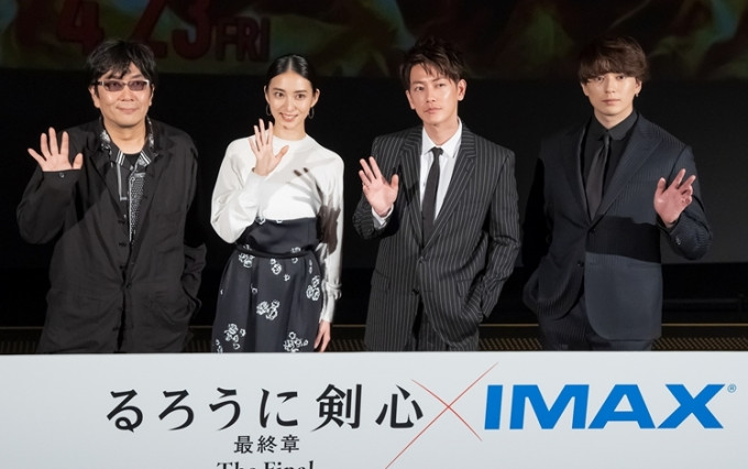 佐藤健、武井咲及新田真劍佑到戲院宣傳電影。