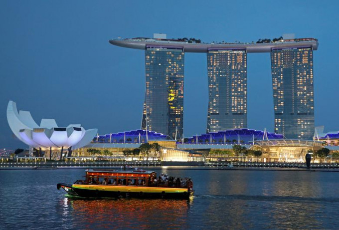 新加坡官员说可能限制无打针国民出国。路透社资料图片
