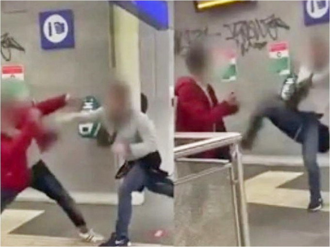 两名同性恋男子最近在首都罗马一个火车站内接吻时，被人袭击。网图