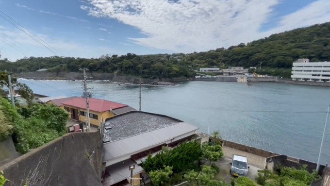 海啸警报发出约15分钟后，有伊豆大岛羽生港的民众分享当地的海浪情况。Ｘ