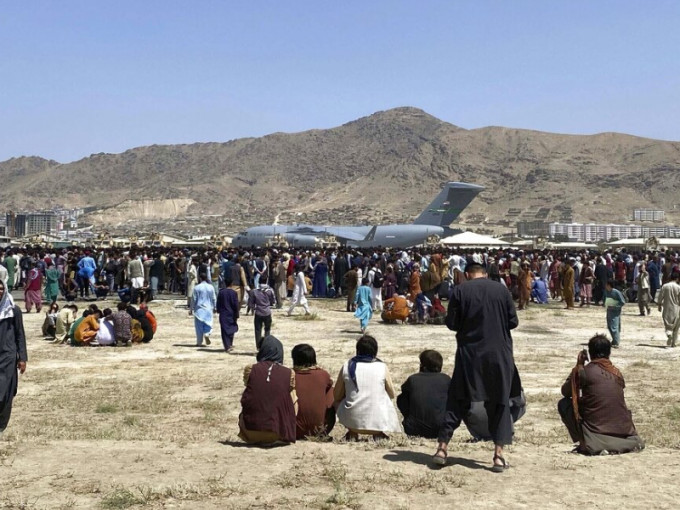 連日來喀布爾民眾湧入機場，希望乘軍機逃難。AP資料圖片