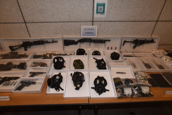 警方捡获一批仿制枪械、伸缩棍、防毒面具、滤罐等。