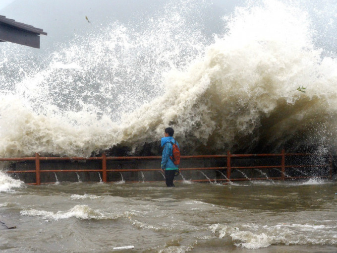 當年超強颱風天鴿導致本港多處低窪地區被海水淹浸。資料圖片
