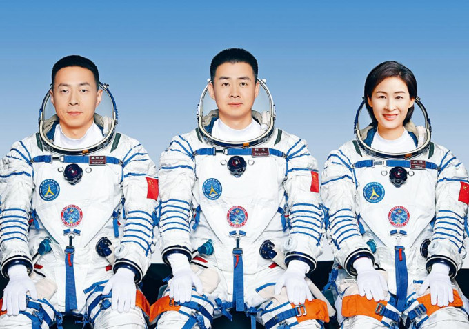 神舟十四載人飛行任務，由陳冬（中）任指令長，與蔡旭哲（左）、劉洋（右）出差太空半年，平均年齡歷來最小。