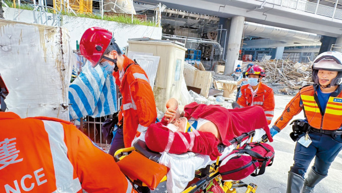 救援人员救出受伤工人。