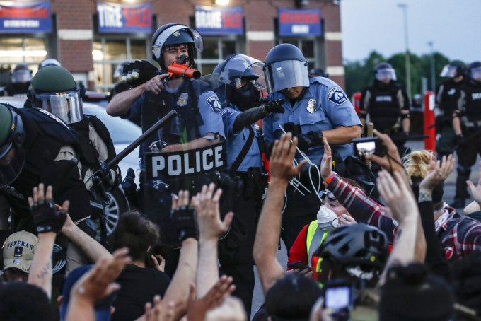美国爆发大规模示威骚乱。AP图片