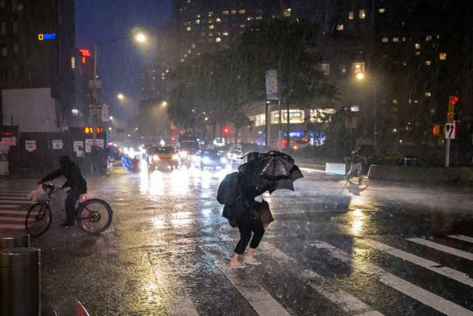 艾达侵袭东岸，纽约全市下起大雨。美联社图片