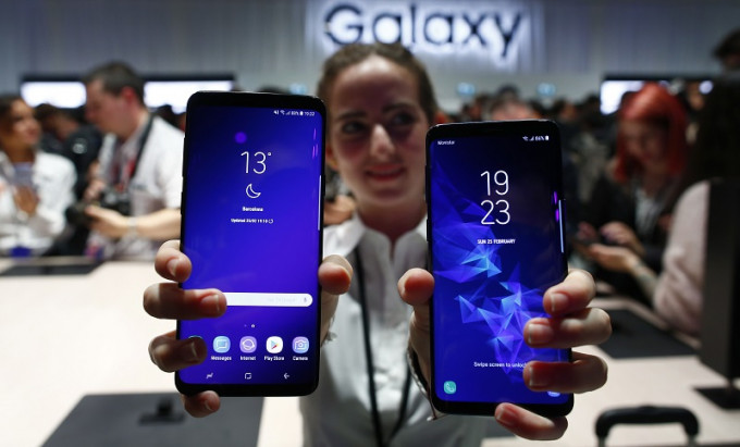 備受矚目的Samsung Galaxy S9、S9+（左）新一代旗艦機終於登場。美聯社