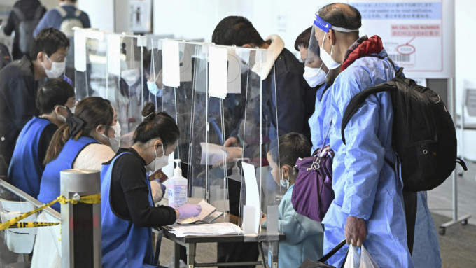 中國暫停向日韓公民發出赴華簽證，日本提出抗議。AP