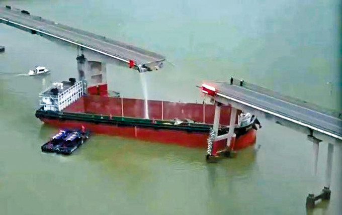 广州南沙沥心沙大桥被船只撞断，两座桥墩之间的桥面被撞后瞬间断裂。