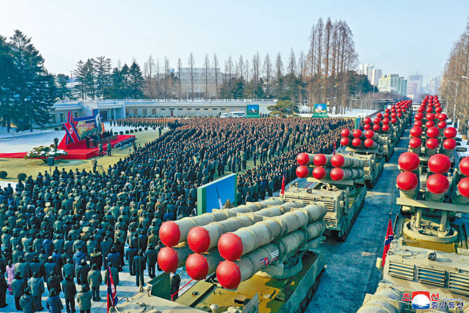 平壤勞動黨總部外的廣場，上周六舉行六百毫米口徑超大型火箭炮系統交付軍方的儀式。　