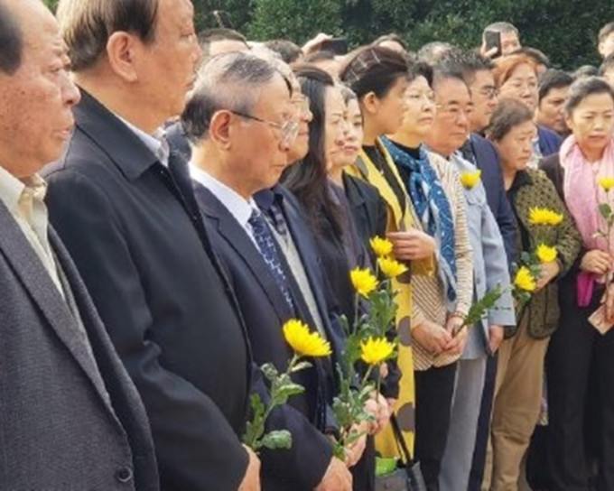 胡耀邦的长子胡德平（左三）等亲属今早致祭。微博