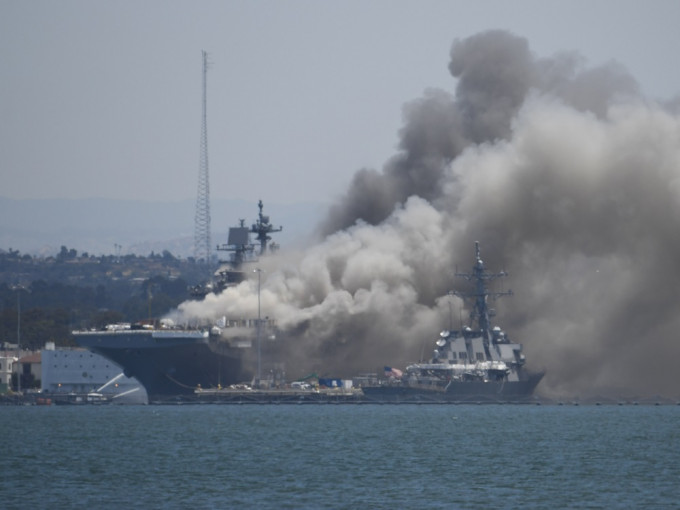 「好人理查德号」去年起焚毁，一名水兵被控放火罪名。AP资料图片