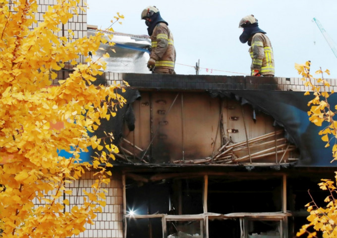 首爾一幢3層高的廉價出租公寓起火，消防員正檢查公寓。AP圖片
