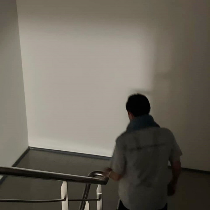 马英九前总统也要摸黑从10楼行楼梯落街。Facebook图片