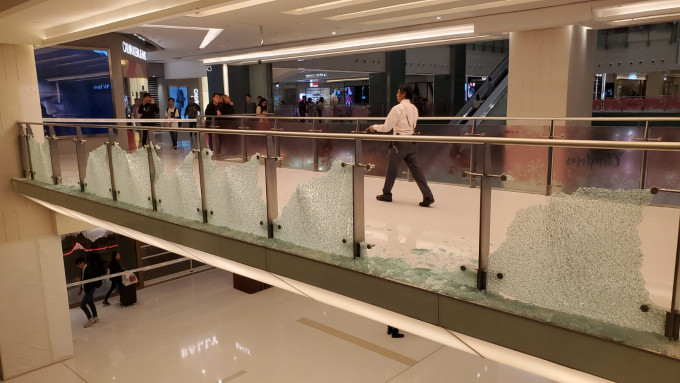 沙田新城市廣場有玻璃被擊碎
