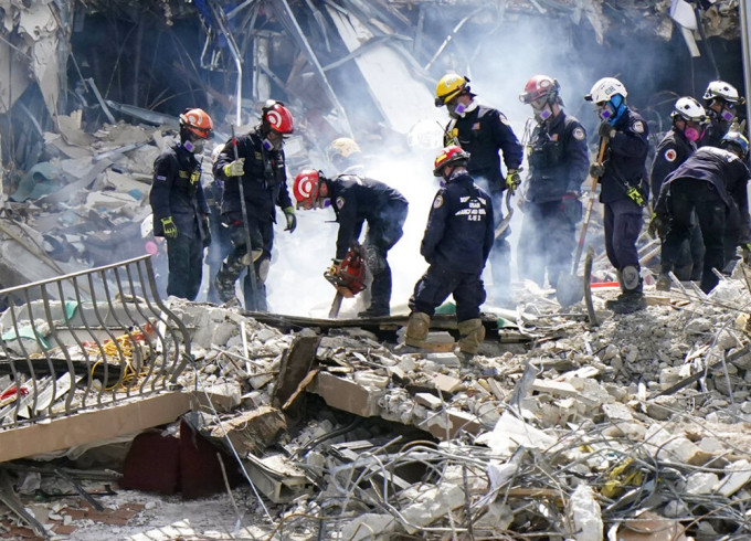 邁阿密塌樓事件，死亡人數增至 9 人。AP圖片