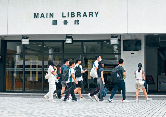 政府拟在2025/26学年起连续3年调升大学学费。