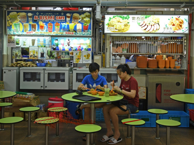 新加坡将放宽防疫措施，容许食肆开放堂食。新华社资料图片