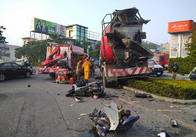 台南水泥车疑煞车故障连撞7车。网上图片