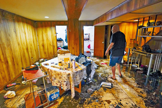 ■纽约皇后区的一个地下室被洪水入侵。