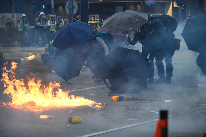 示威者多次投擲汽油彈。