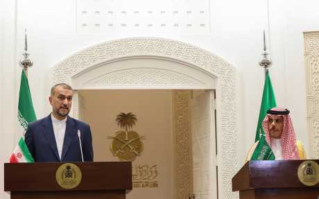 伊朗外長阿布杜拉希安（左）與沙特外長費薩爾昨在利雅得舉行聯合記者會。路透社