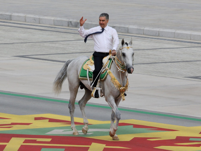 土庫曼總統別爾德穆哈梅多夫騎馬主持閱兵儀式。路透社圖片