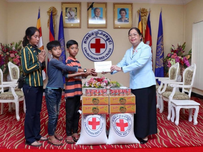 塔信一家获当地红十字会援助。柬埔寨红十字会fb图片