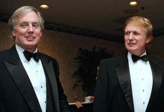 羅伯特(左)攝於1999年。AP