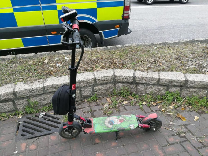 警方於東九龍總區多個地點打擊非法使用電動滑板車。資料圖片