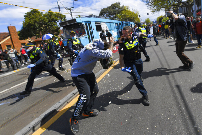 示威者与警方爆发肢体冲突。美联社图片