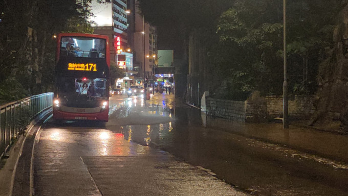 油麻地深夜爆水管 咸水涌上路 车辆涉水而过。黄文威摄