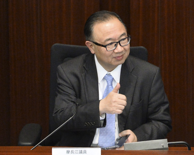 廖長江就自己提出的《議事規則》修訂進行解釋。