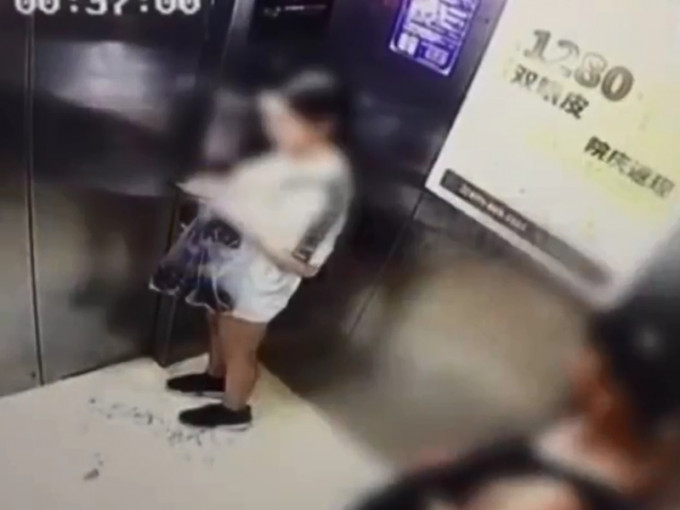 广西一名女子回家搭电梯时遇到一名露体狂。　影片截图