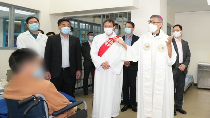 天主教香港教区主教周守仁到访赤柱监狱医院向病患的在囚人士送上关怀与支持。政府新闻处图片