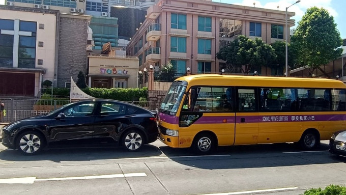 校巴撞私家车，女司机昏迷送院。