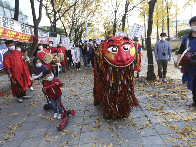 南韓再爆發疫情市民都戴上口罩防疫。AP