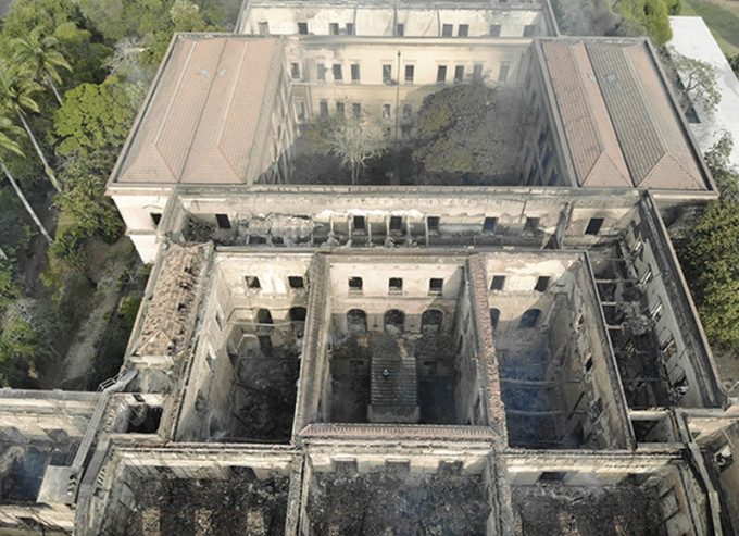 巴西國家博物館發生嚴重大火之後，建築物仍有坍塌風險。(網圖)