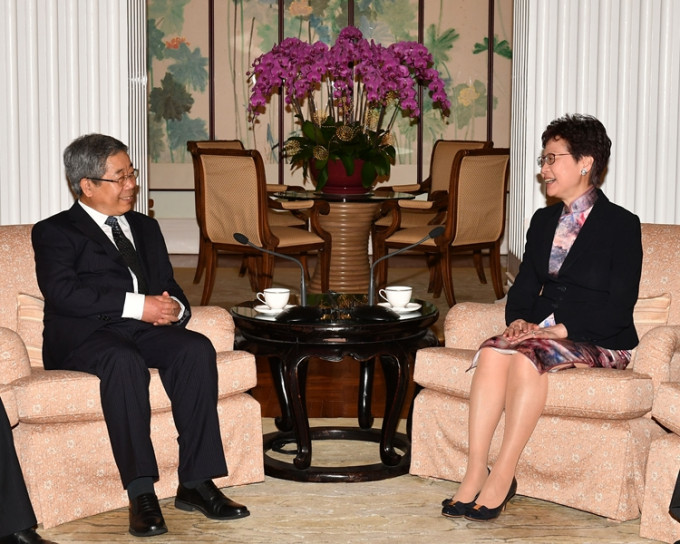 行政长官林郑月娥（右）与国家教育部部长陈宝生（左）会面。政府新闻处相片