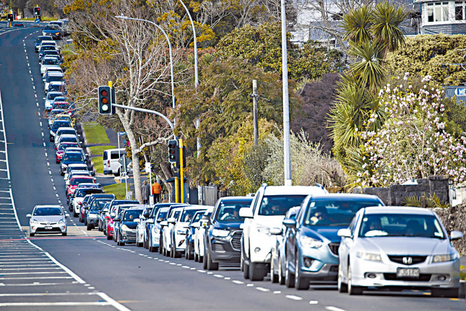 ■紐西蘭奧克蘭市排隊等待新冠檢測的車龍。