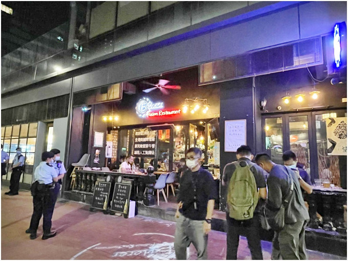 警方聯同食境署人員巡查京瑞廣場地下一餐廳。