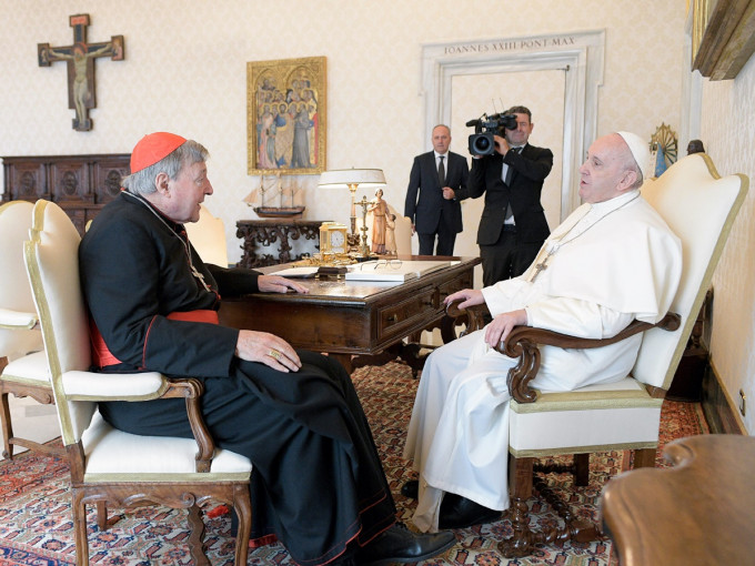 教宗(右)與佩爾神父(左)。AP