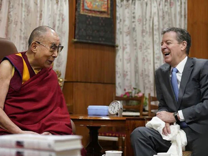 正在印度訪問的美國國際宗教自由無任所大使布朗貝克，會晤了西藏流亡精神領袖達賴喇嘛。（網圖）