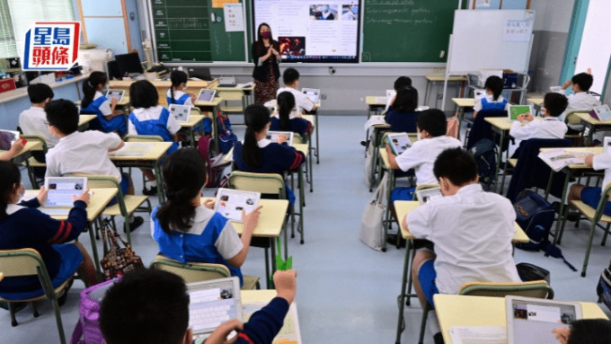 教育局去年公布的《小学教育课程指引》。 资料图片